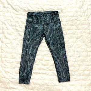 Lululemon Size 8 Mid-Rise 25” with side pockets